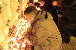 Na brněnském náměstí Svobody si lidé připomněli zapálením svíček Jana Palacha. Student se upálil přesně před půl stoletím.