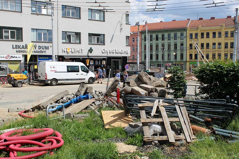 Červnové záběry z prací na Mendlově náměstí.