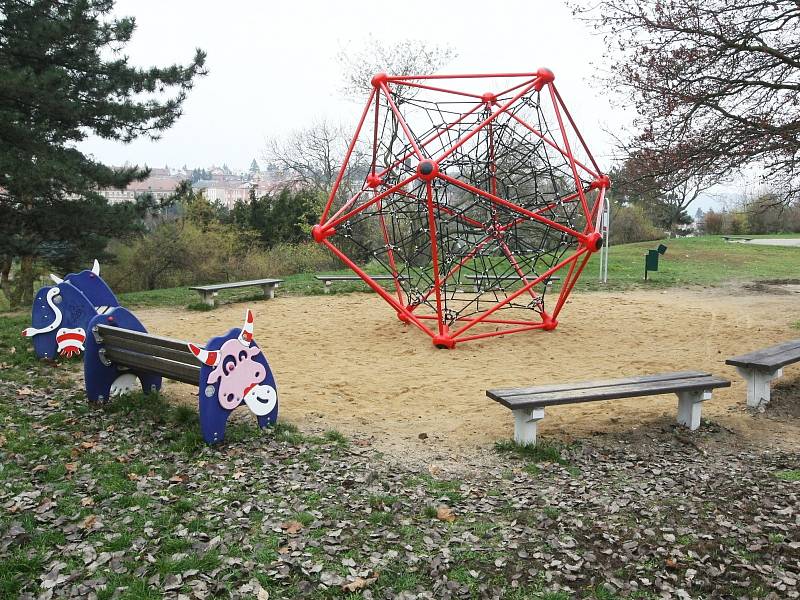 Lidé z Brna i okolí se dočkali nové podoby parku Kraví hora. Největší novinkou je obnovení tamního jezírka. Děti pak ocení opravené hřiště s několika novými herními prvky, nebo lanovou prolézačku ve tvaru diamantu. 