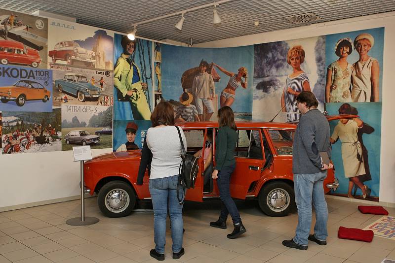 Expozice Pozor zákruta! v brněnském Technickém muzeu nabízí ukázky automobilů a motocyklů z období reálného socialismu.