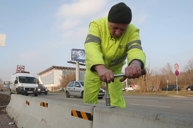 Odstraňování betonových bloků v brněnské ulici Sportovní.