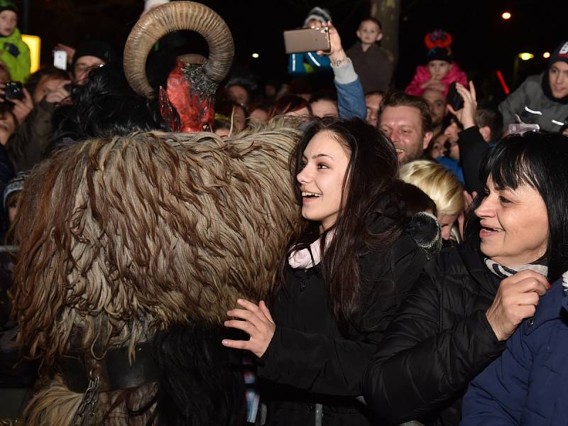 Křik dětí, řinčení zvonců a chlupaté postavy s hrozivými maskami a rohy. Židlochovicemi na Brněnsku se v sobotu večer proháněla osmdesátka rakouských čertů, takzvaných krampusů.