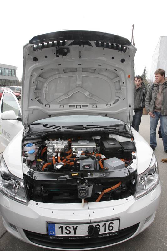 Na Dni firem se na Fakultě strojního inženýrství v Brně představila třicítka společností. Mezi nimi byla i Škoda auto, která dovezla nový elektromobil.