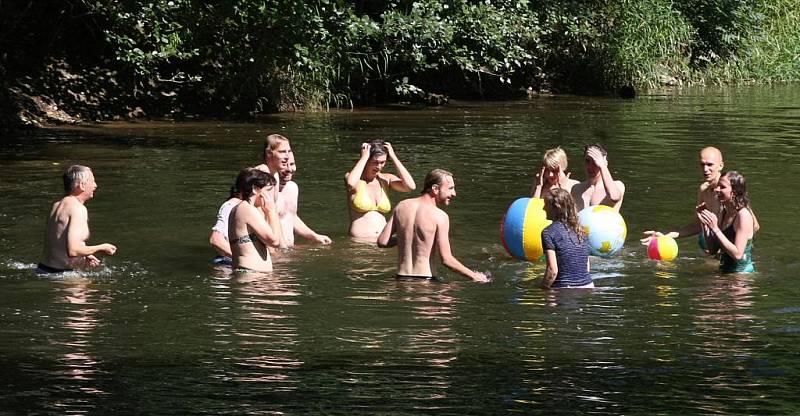 Evropský den koupání v řekách oslavily asi dvě desítky nadšenců v brněnské řece Svratce. 