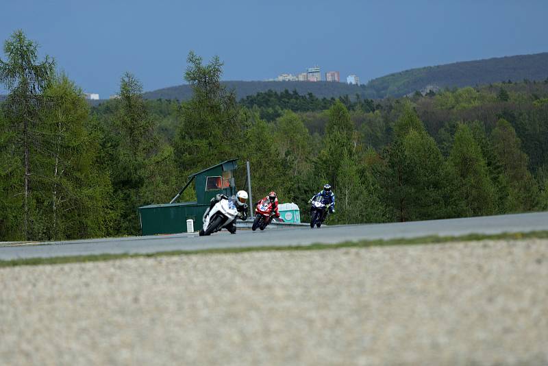 Jarní cenou Brna odstartovala na Masarykově okruhu roadracingová sezona Českomoravské asociace motocyklového sportu CAMS.  Víkendový program nabídnul návrat mezinárodního šampionátu Alpe Adria.