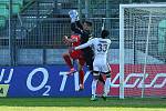 Fotbalisté Zbrojovky Brno (v červeném) remizovali na hřišti Karviné 1:1.