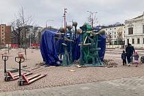 Brněnské Mendlovo náměstí už zdobí socha s názvem Hrachovina. Vznikla u příležitosti oslav dvoustých narozenin vědce Gregora Johanna Mendela, dělníci však zatím bojují s nerovným podložím.