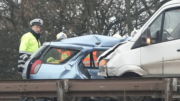 Havárie dvou automobilů na silnici 385 u Moravských Knínic na Kuřimsku skončila smrtí jednoho muže.