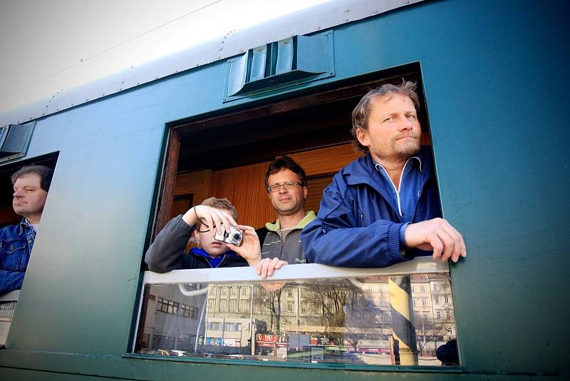 Turistickou a cyklistickou sezónu v sobotu ráno zahájily České dráhy. Letos poprvé vyjel z hlavního brněnského nádraží vlak na takzvaný Pálavský okruh. Vlak táhne parní lokomotiva Albatros vyrobená v roce 1954 složená ze dvou historických vozů.