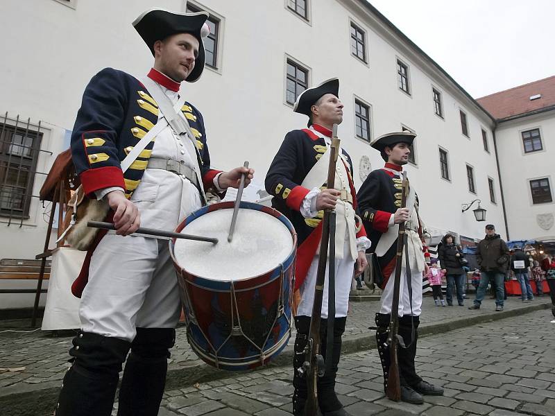 Vánoční atmosféra, spousta pohádkových bytostí a program na velkém nádvoří i na výstavě Hádám, hádám pohádku. Tak vypadal Špilberk v sobotu, kdy hrad v centru města ovládly Pohádkové Vánoce. 