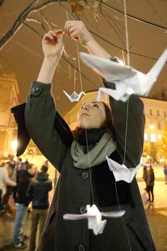Českou ulici ozdobilo svítící origami.