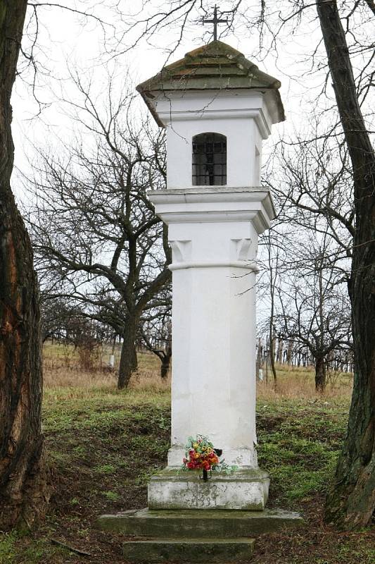 Karel Janík zatím opravil na Břeclavsku šest kaplí a přes dvacet božích muk. Podílel se také na opravách dalších památek. Například podstavce sochy svatého Leonarda, kterou v Klentnici světili loni v červnu.