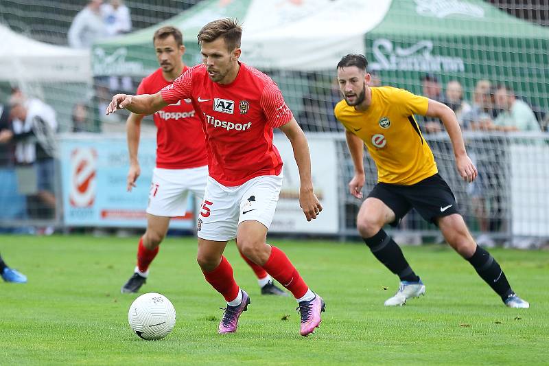 Fotbalisté Zbrojovky (v červeném) ve druhém kole MOL Cupu zvítězili v Rosicích 4:0.