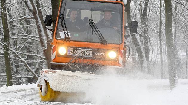 Sníh v Brně zkomplikoval dopravu. Někteří řidiči kvůli němu bourali.