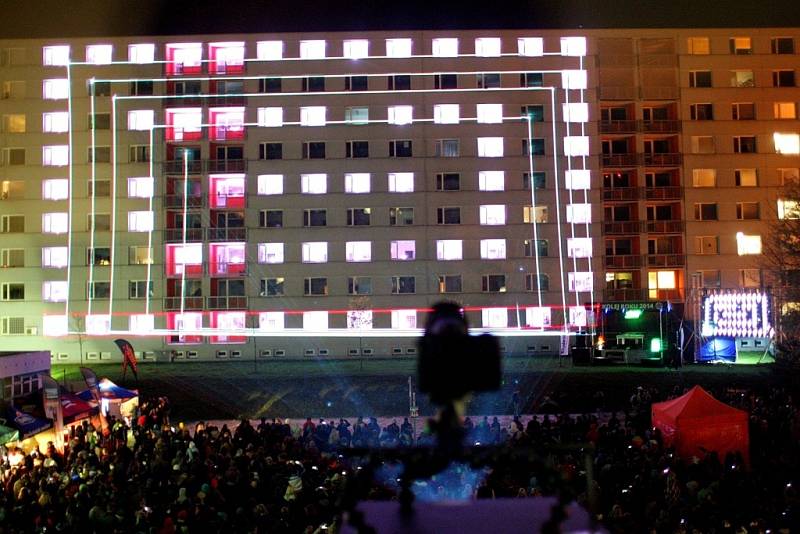 Brněnské studentské koleje Pod Palackého vrchem se ve středu večer rozsvítily stovkami barev.