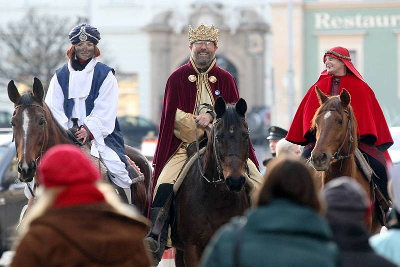 Tři králové vyrazili na hnědácích na podporu charitativní sbírky.