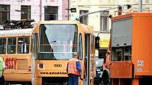 Tramvaj číslo 2 vykolejila na křižovatce Václavské a Křížové.