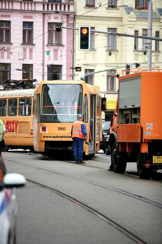 Tramvaj číslo 2 vykolejila na křižovatce Václavské a Křížové.