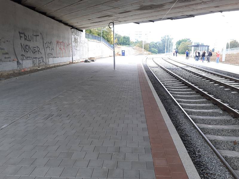 Přístřešek brněnské tramvajové zastávky Osová pod mostem zmizel.