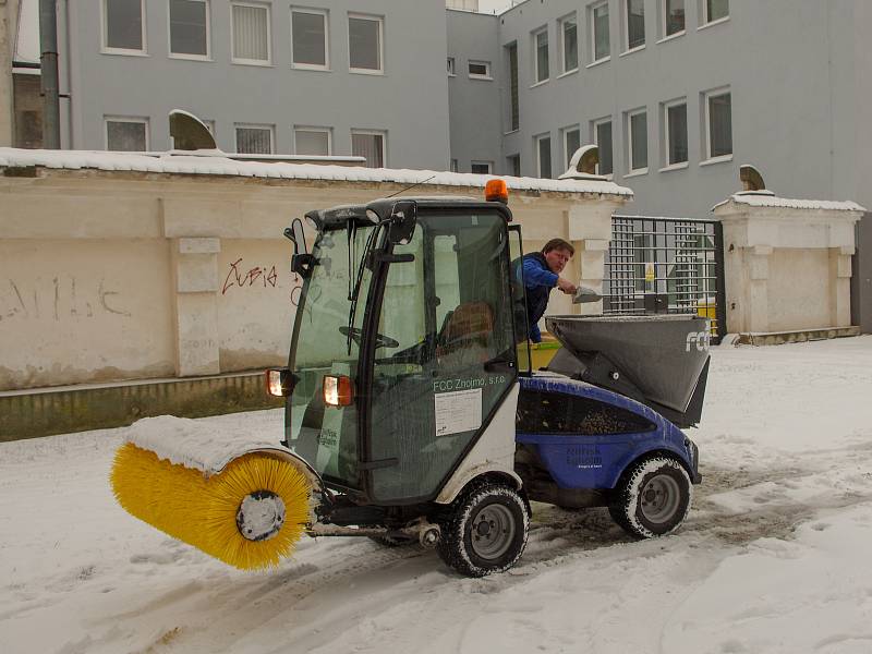 První prosincový čtvrtek přinesl první nadílku sněhu ve Znojmě.