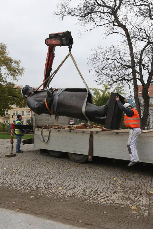 Socha Leoše Janáčka se po dvou letech vrací před Janáčkovo divadlo.