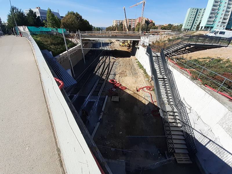 Přístřešek umístěný pod mostem na brněnské Osové tramvajové zastávce ve směru do Starého Lískovce už zmizel.