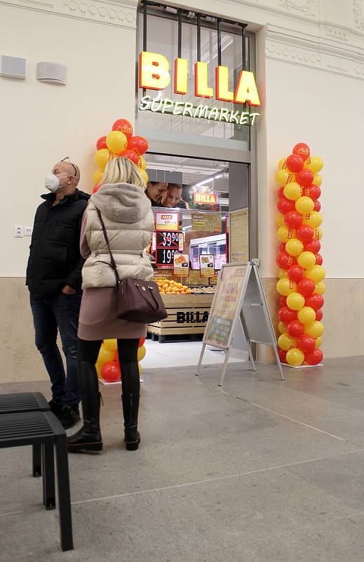 V úterý slavnostně otevřeli opravené levé křídlo výpravní budovy brněnského hlavního nádraží. Je tam supermarket, přibyly lavičky. Na začátku příštího roku zprovozní i toalety.