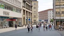Brno 20.3.2020 - srovnání místa před a po zákazu pohybu bez zakrytých úst a nosu - ulice Kobližná