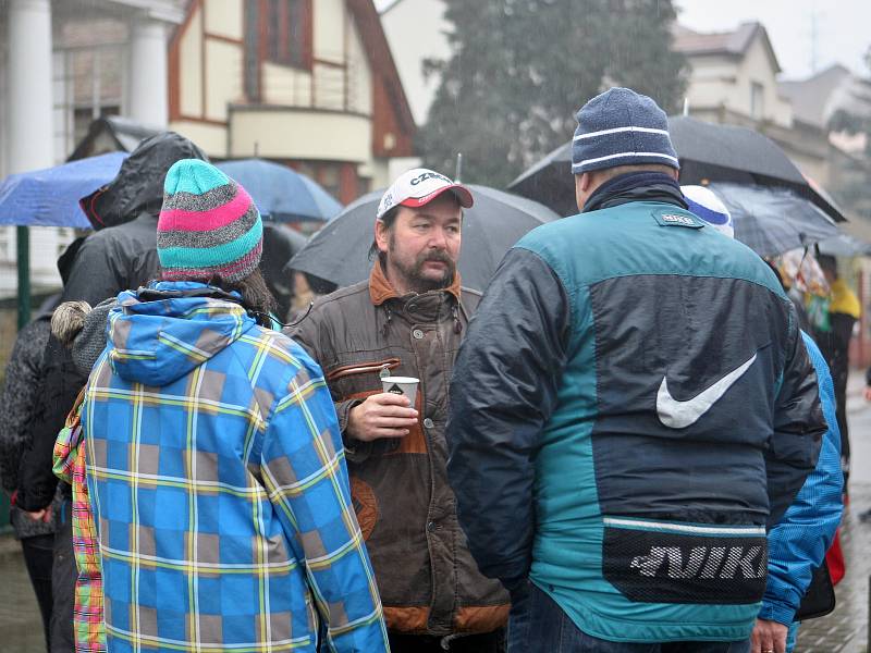 Tradičního silvestrovského běhu do schodů v Bílovicích nad Svitavou se i přes nepříznivé počasí zúčastnily více než dvě stovky lidí.