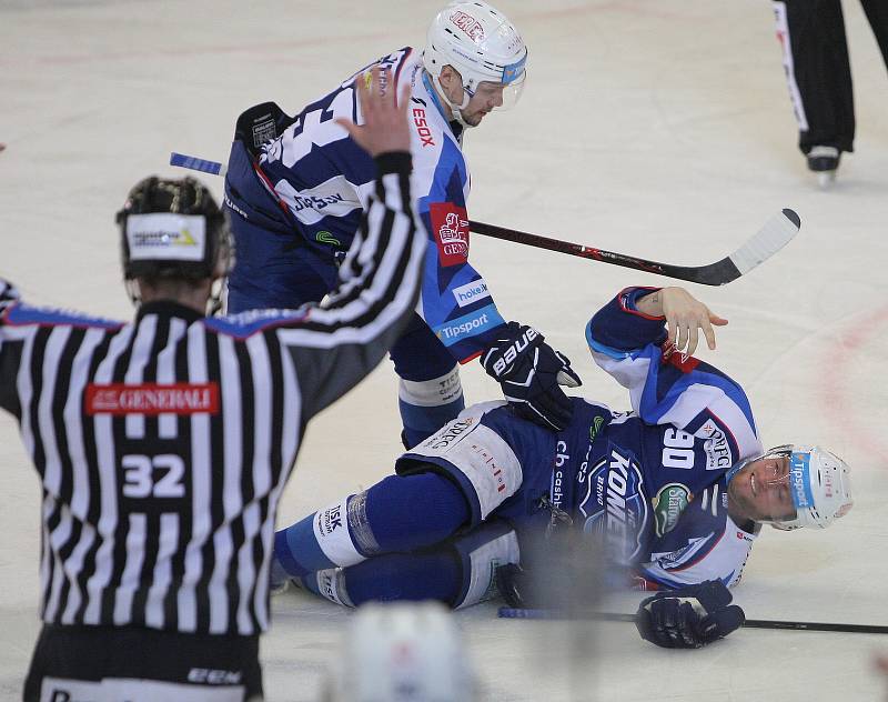 Hokejisté brněnské Komety v 47. extraligovém kole doma přetlačili Pardubice 2:1. Na snímku Dočekal.