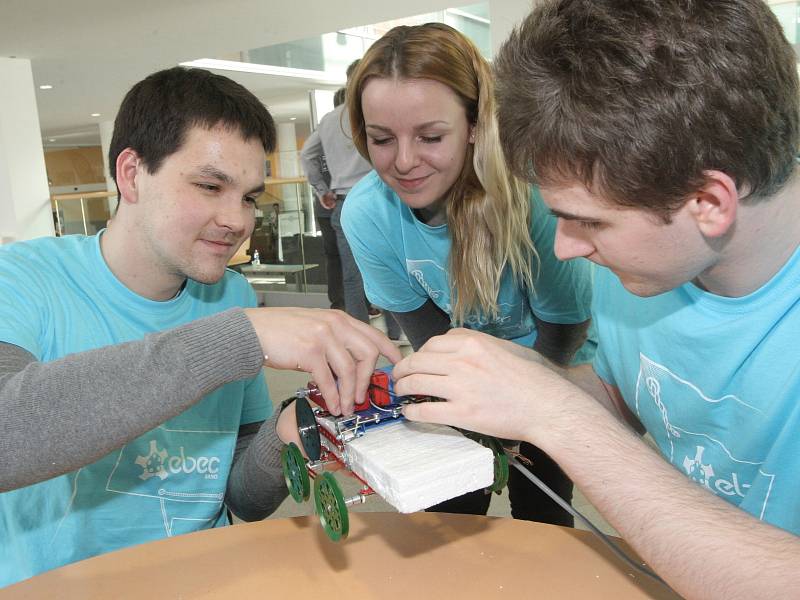 Čtyřčlenné týmy studentů se ve středu utkaly na půdě Vysokého učení technického v Brně, aby změřily svoje síly ve finále soutěže studentů technických oborů.