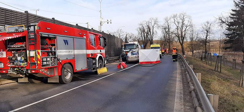 Při srážce auta s kamionem u Slavkova zemřel člověk. Tři lidé se zranili