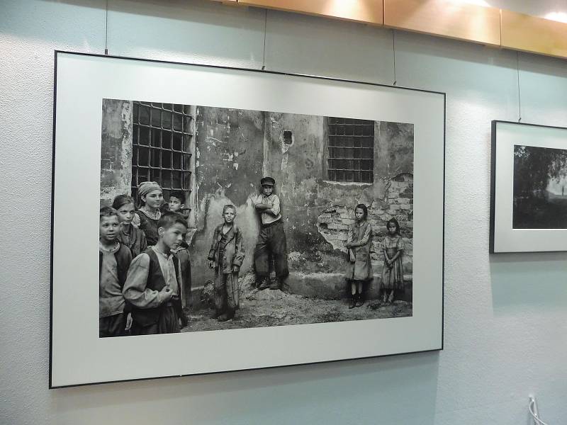 Fotograf Jan Dobrovský byl přítomen po celou dobu natáčení ve štábu Nabarveného ptáčete. Jaké fotografie pořídil, si prohlédnete v kavárně Českého rozhlasu České Budějovice.