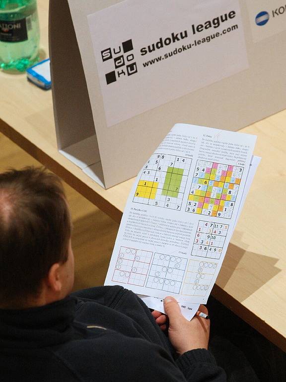 Mezinárodní mistrovství republiky ve hře sudoku. Osmaosmdesát luštitelů se utkalo ve třech soutěžních blocích.