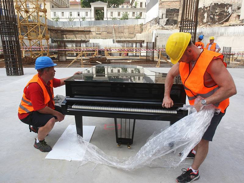 Brněnští filharmonici natáčeli spolu s pianistou Igorem Ardaševem nový spot Sál pro Brno na místě, kde vyrůstá Janáčkovo kulturní centrum.