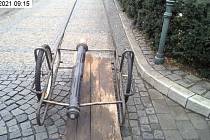 Na vozíku táhl muž kovový sloupek, který vzal záměrně z Besední ulice v centru Brna, aby jej zpeněžil ve výkupně kovů.