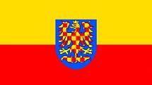 Žlutočervená bikolóra doplněná o znak se zlatočerveně kostkovanou vpravo hledící orlicí na modrém štítu. Takzvané občanská vlajka vytvořená promoravanskými sdruženími ke konci dvacátého století. Znak má odlišit vlajku od totožných vlajek, jako je třeba vl