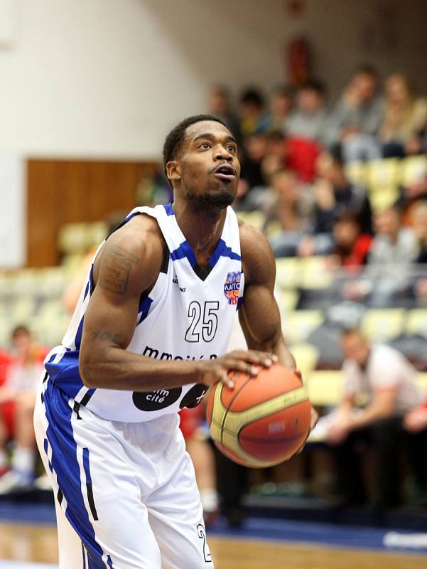 Basketbalisté brněnského Mmcité (v bílém Deremy Geiger) podlehli Pardubicím.