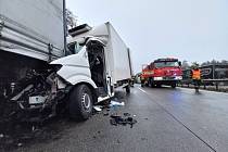 Dočasnou uzavírku způsobila ve čtvrtek před jedenáctou hodinou dopoledne na 168. kilometru dálnice D1 nehoda dodávky a kamionu nedaleko Domašova na Brněnsku.