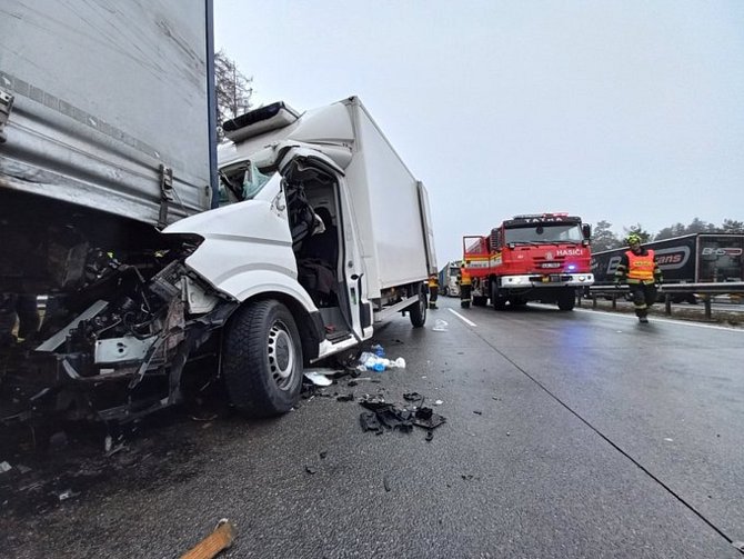 Dočasnou uzavírku způsobila ve čtvrtek před jedenáctou hodinou dopoledne na 168. kilometru dálnice D1 nehoda dodávky a kamionu nedaleko Domašova na Brněnsku.