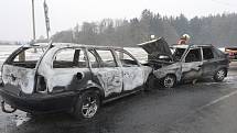 Hořet začala dvě auta, která se srazila ve středu ráno v Ochozu u Brna. Jeden řidič se lehce zranil, druhý z místa utekl.