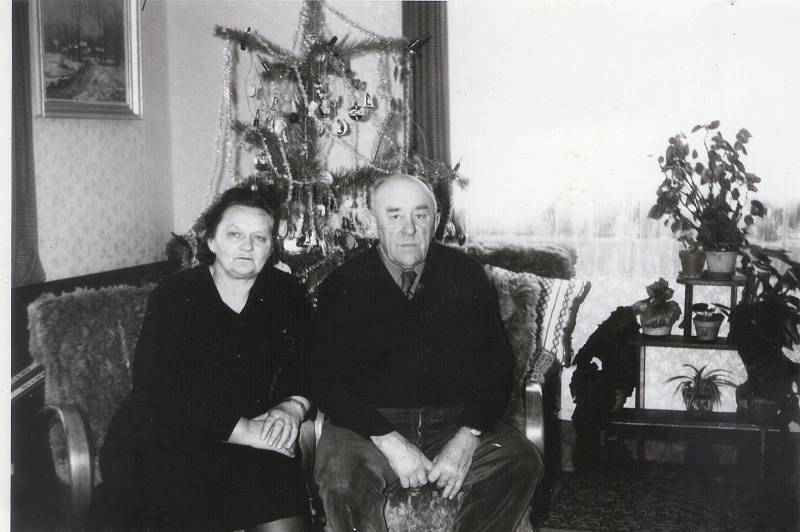 Vánoce byly a stále jsou časem, kdy se schází celá rodina u vánočního stromku. Na snímku Marie a František Hrubých.