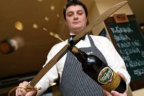 Trojnásobný mistr světa v otevírání láhví šavlí provedl první sabráž piva - novinky Starobrna  Reserva 2013.