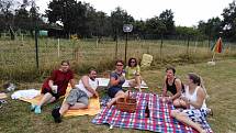 Akce Česko jde spolu na piknik vyzvala lidi z různých míst naší země, aby pořádali ve stejný čas piknik. Na snímku setkání na koupališti zavadilka u Nymburka.