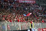 Fotbalisty Zbrojovky Brno (v červeném) nedohnal k bodům ani vyprodaný stadion, pražské Slavii podlehli 0:4.