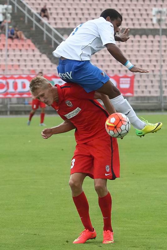 Fotbalisté Zbrojovky Brno (v červeném) porazili Baník Ostrava 2:1.