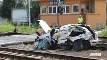 Tragická nehoda na železničním přejezdu ve Bzenci. Osobní vlak se střetl s osobním autem.