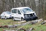Silný vítr lámal stromy u silnice mezi Valtrovicemi a Křidlůvkami. Na projíždějící dodávku Peugeot jeden ze stromů spadnul. 