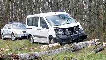 Silný vítr lámal stromy u silnice mezi Valtrovicemi a Křidlůvkami. Na projíždějící dodávku Peugeot jeden ze stromů spadnul. 