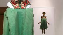 Objekty oděvní designérky Liběny Rochové zaujmou hrou tvarů, barevností i vlněnými ozdobami kroje z Hluku či kordulky z Klobouk u Brna.